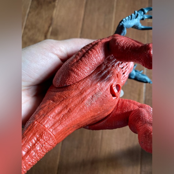 Jurassic World Dominion Dinosaur Megaraptor Action Figure with Attack Motion - Picture 4 of 6